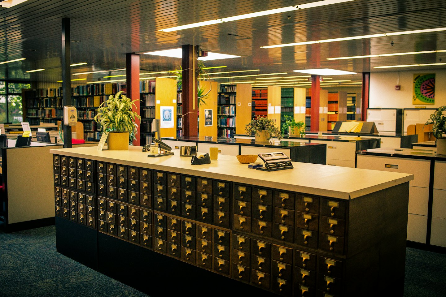 Catalogo di schede in legno con forniture per ufficio in una biblioteca.