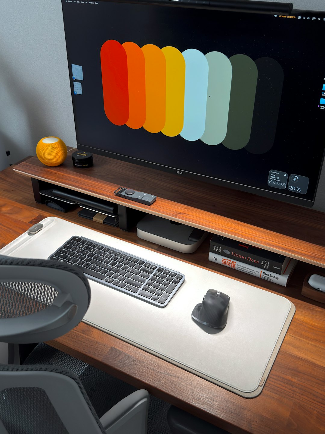 Scrivania moderna in legno con monitor del computer e forniture per ufficio organizzate.